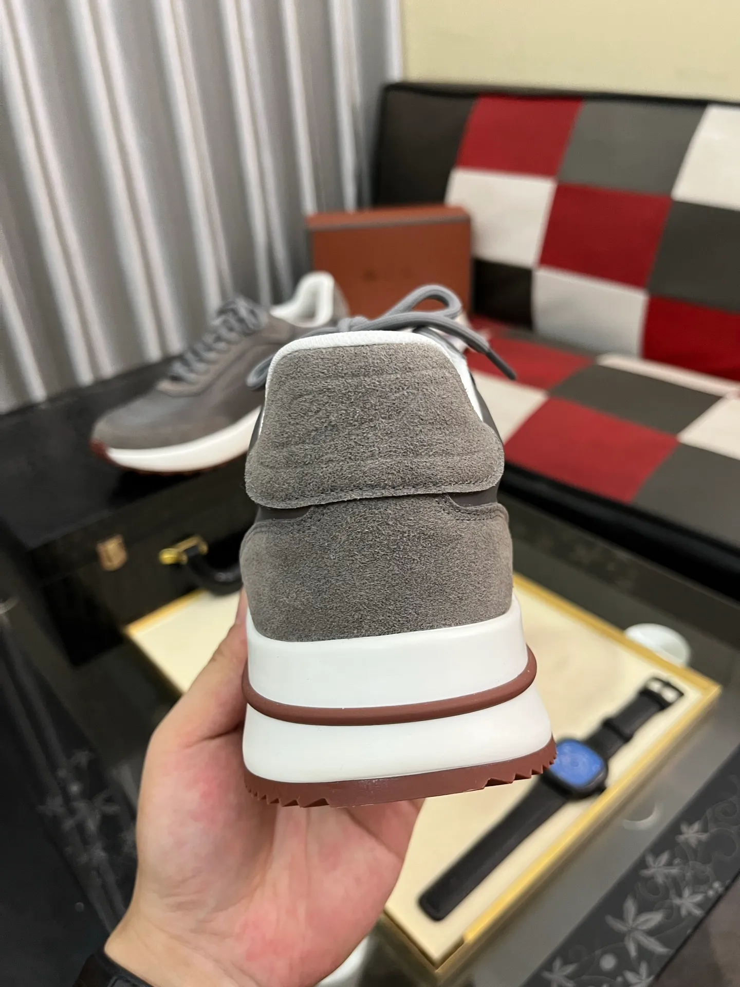 Men's shoes 💰458⌚️⌚️ Loro Pian* Loro Pian* casual shoes are made of cowhide frosted cowhide. Unique texture, simple and elegant, in line with Asian shoe lasts. Almond toe bar, apron style toe, drum-stitched upper. Same color stitching details. Slip-on style for easy on and off. Original color full cowhide lining. The insole is decorated with the 🈶️ brand logo. The original open-molded TPU raw rubber outsole. The soft rubber sole has super grip performance. Comfortable and casual style. You can create 🉑casual🉑formal urban style at will!  Code number: 38-44